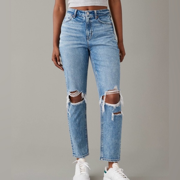American Eagle High Rise Strigid Ripped Mom Jeans Size 4 Regular Medium Wash - Picture 1 of 14